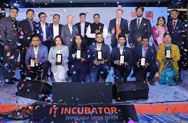 বাংলালিংক আইটি ইনকিউবেটরের তৃতীয় আসরের গালা নাইটে বিজয়ীরা। ছবি: সংগৃহীত