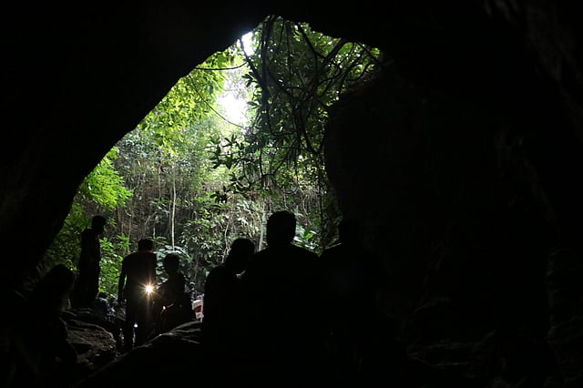গুহায় ঢুকছেন পর্যটকেরা