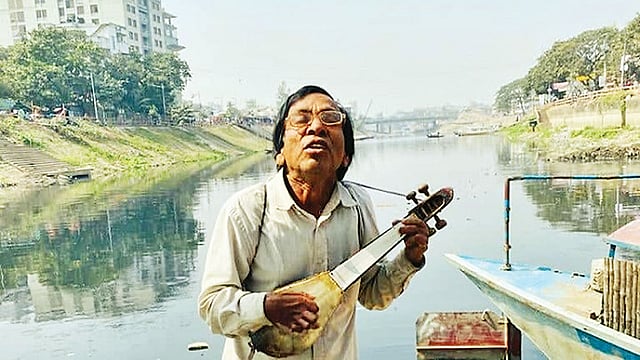 তুরাগপাড়ে গান গাইছেন শিল্পী আমিনুর। গতকাল গাজীপুরের টঙ্গীতে।  প্রথম আলো