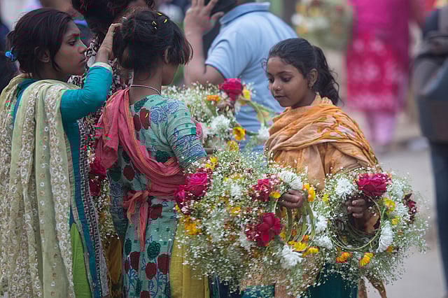 কুলসুম (বাঁয়ে) ও সুমাইয়া (ডানে) মুকুট বিক্রির একফাঁকে। ছবি: হাসান রাজা