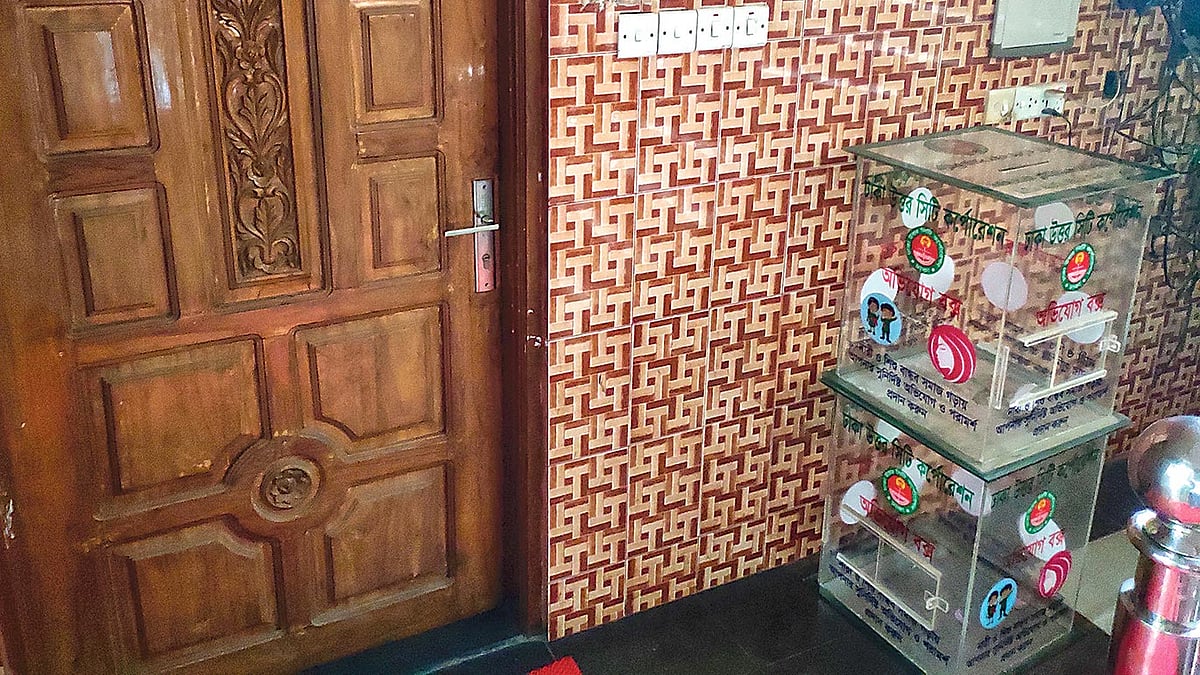 নির্যাতনের শিকার নারীদের অভিযোগ জানাতে দেওয়া হয়েছে অভিযোগ বাক্সগুলো। কিন্তু এগুলো ফেলে রাখা হয়েছে কাউন্সিলরের কার্যালয়ে। সম্প্রতি ডিএনসিসির ৭ নম্বর ওয়ার্ডে।  প্রথম আলো