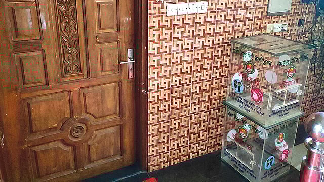 নির্যাতনের শিকার নারীদের অভিযোগ জানাতে দেওয়া হয়েছে অভিযোগ বাক্সগুলো। কিন্তু এগুলো ফেলে রাখা হয়েছে কাউন্সিলরের কার্যালয়ে। সম্প্রতি ডিএনসিসির ৭ নম্বর ওয়ার্ডে।  প্রথম আলো