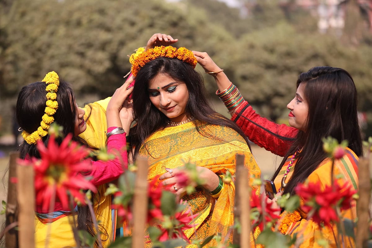 প্রকৃতিতে এসেছে মধুর বসন্ত। সঙ্গে যোগ হয়েছে ভালোবাসা। কার্জন হল, ঢাকা, ১৩ ফেব্রুয়ারি। ছবি: আবদুস সালাম