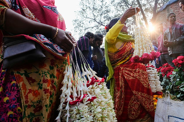 বেলি ও গোলাপ ফুলের সংমিশ্রণে ফুলের মালা