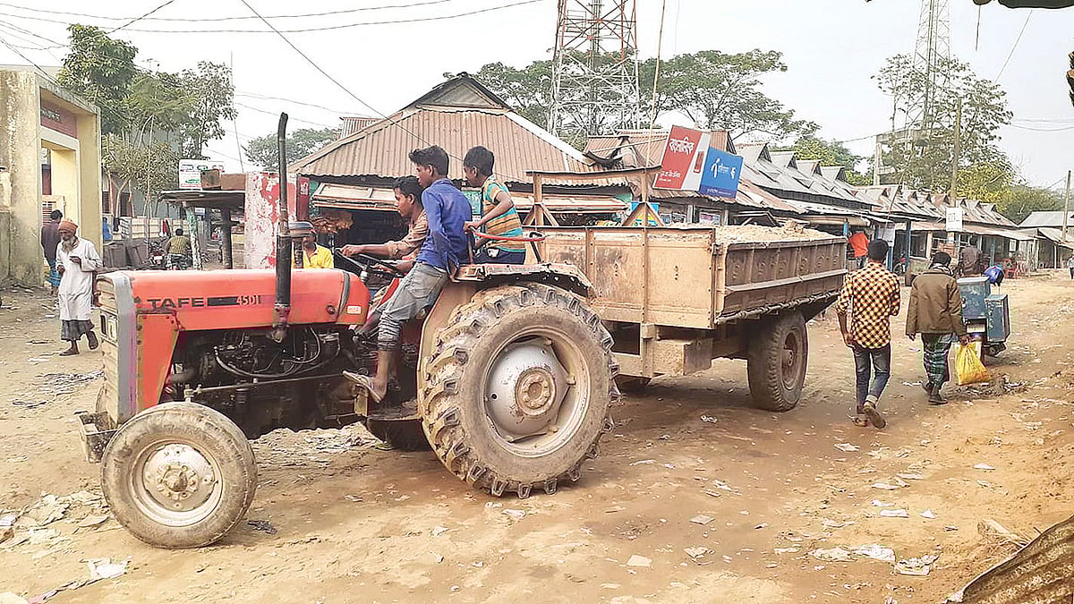 শিশু-কিশোরদের হাতে লরির স্টিয়ারিং। সম্প্রতি নেত্রকোনো সদর উপজেলার বিশিউড়া বাজারে।  ছবি: প্রথম আলো