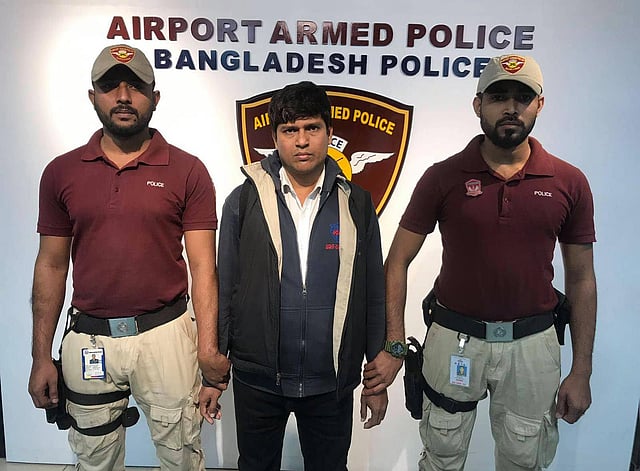 শাহজালাল বিমানবন্দরে ৪ কেজি সোনাসহ আটক বিমানকর্মী। ছবি: সংগৃহীত