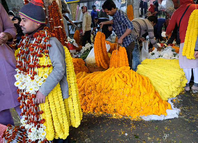 ফুল বাজারে নামাচ্ছেন ব্যবসায়ীরা