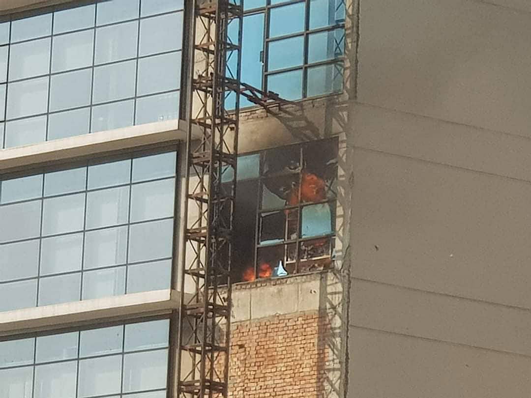 বৃহস্পতিবার দুপুরে পল্টনের বক্স কালভার্ট রোডের ডিআর টাওয়ার নামের ভবনে আগুন লাগে। ছবি: সংগৃহীত