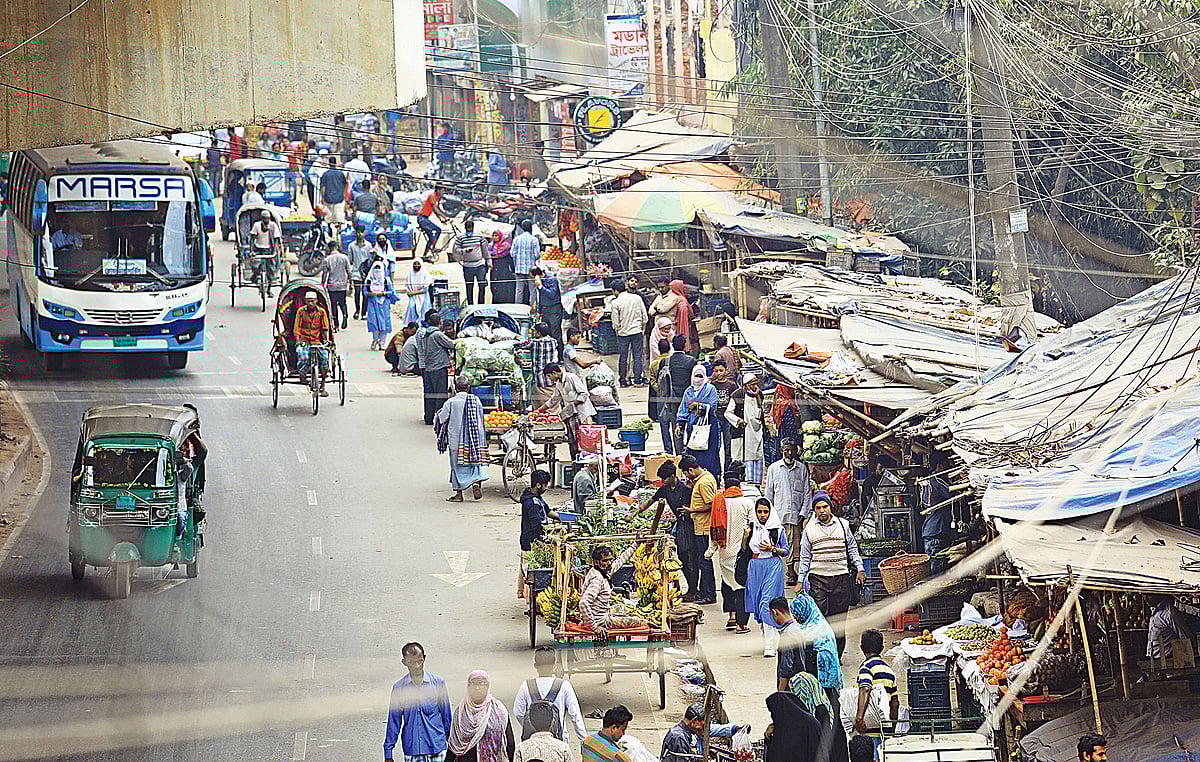 ফুটপাত ও সড়ক দখল করে অবৈধভাবে গড়ে উঠেছে দোকান। এতে পথচারীদের দুর্ভোগ পোহাতে হচ্ছে। গত রোববার দুপুর ১২টায় বহদ্দারহাট এলাকার বহদ্দারপুকুর পূর্ব পাড়ে।  জুয়েল শীল