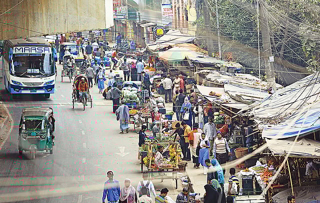 ফুটপাত ও সড়ক দখল করে অবৈধভাবে গড়ে উঠেছে দোকান। এতে পথচারীদের দুর্ভোগ পোহাতে হচ্ছে। গত রোববার দুপুর ১২টায় বহদ্দারহাট এলাকার বহদ্দারপুকুর পূর্ব পাড়ে।  জুয়েল শীল