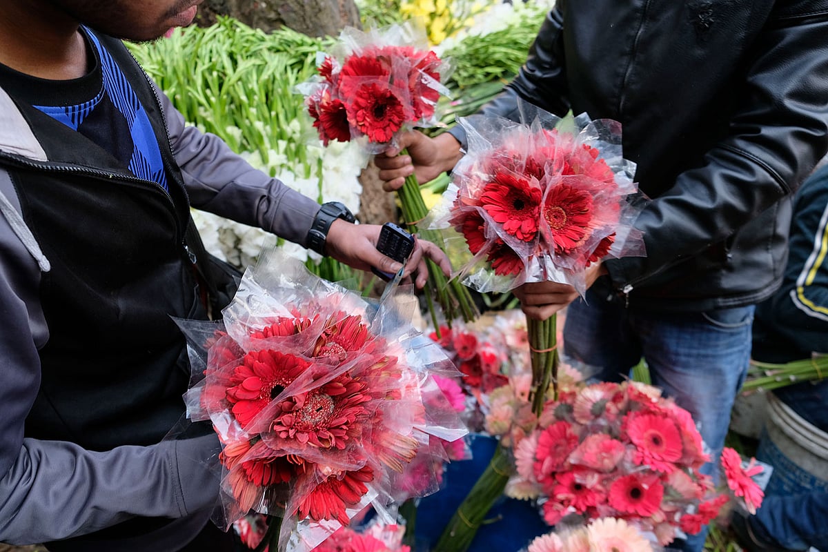 ভালোবাসা দিবসে এমন ফুল হাতে ও খোঁপায় শোভা পায়। ছবি: আবীর আব্দুল্লাহ