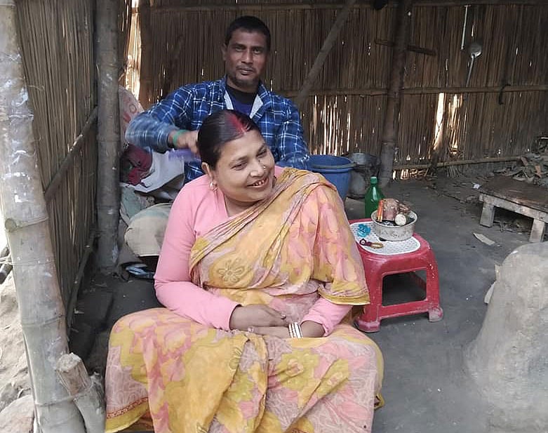 হেমন্তের পড়ন্ত বিকেলে পিঁড়িতে বসে প্রিয়তমা স্ত্রীর চুলে বিনুনি দেওয়ায় যে ভালোবাসার জন্ম, তা কি পরিমাপ করা যায়। ছবি: লেখক