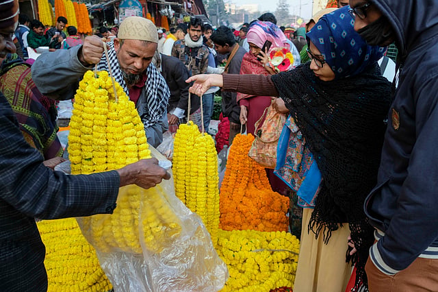 ক্রেতারা তাদের পছন্দের ফুল দেখছেন