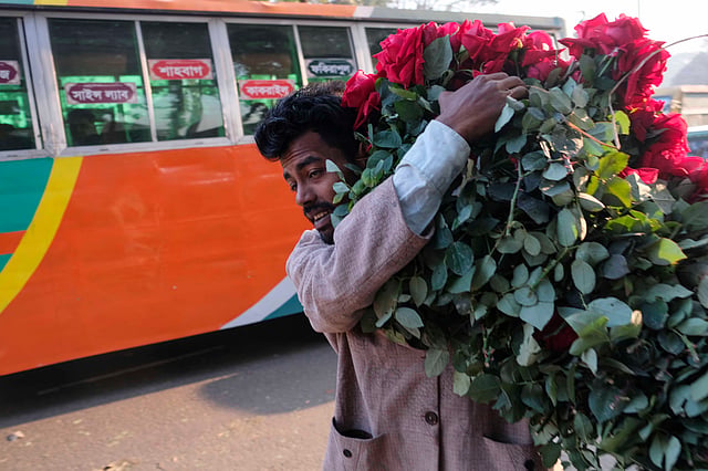 বিভিন্ন দোকানে নেওয়ার উদ্দেশ্যে ফুল নিয়ে যাচ্ছেন ব্যবসায়ী