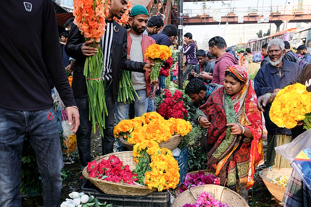 নারী কর্মীর ব্যস্ততা ফুলের বাজারে