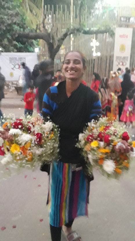 ফুল বেচতে বেচতে ইয়াসমিনের বয়স হয়েছে ৩৫ বছর। ছবি: লেখক