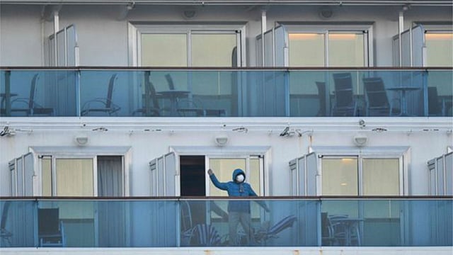 জাপানে করোনাভাইরাসের কারণে ডায়মন্ড প্রিন্সেস জাহাজে আটকে পড়া যাত্রী ও ক্রু। ছবি: এএফপি