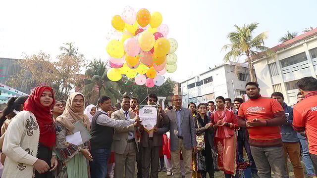 পয়লা ফাল্গুনে খুলনায় ফিজিক্স অলিম্পিয়াডের উদ্বোধন। আজম খান কমার্স কলেজ, খুলনা, ১৪ ফেব্রুয়ারি। ছবি: সাদ্দাম হোসেন