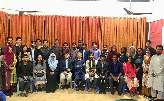 ঢাকা বিশ্ববিদ্যালয় গবেষণা সংসদের ২০ সদস্য বিশিষ্ট নতুন কার্যনির্বাহী গঠিত হয়েছে। এতে নাসরিন জেবিন সভাপতি (সামনের সারিতে বা থেকে চতুর্থ) ও ইসতিয়াক আহমেদ (সামনের সারিতে ডান থেকে পঞ্চম) সাধারণ সম্পাদক হন। ছবি: সংগৃহীত