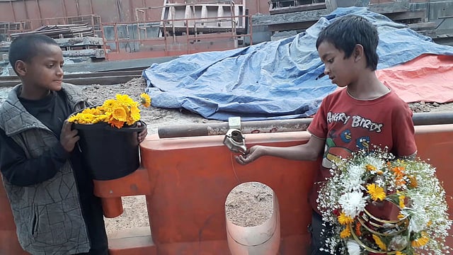 বিজ্ঞ জিসানের জেরায় নাজেহাল বেচারা ফরহাদ (ডানে)।