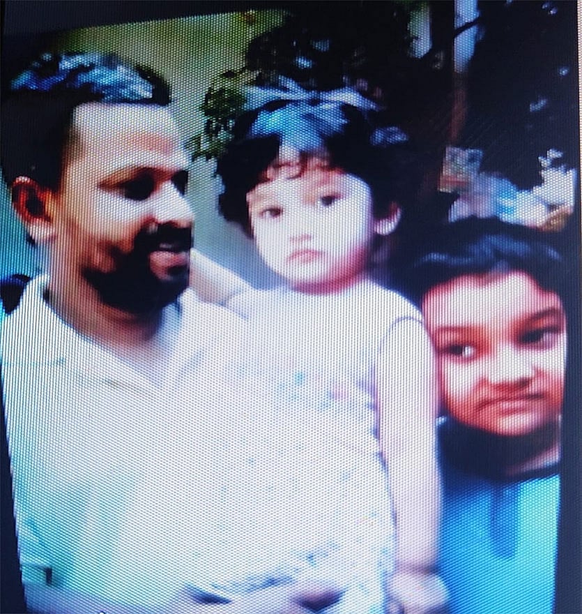 বাবা রাকিবউদ্দিনের সঙ্গে ফারহান ও লাইভী। ছবি: সংগৃহীত