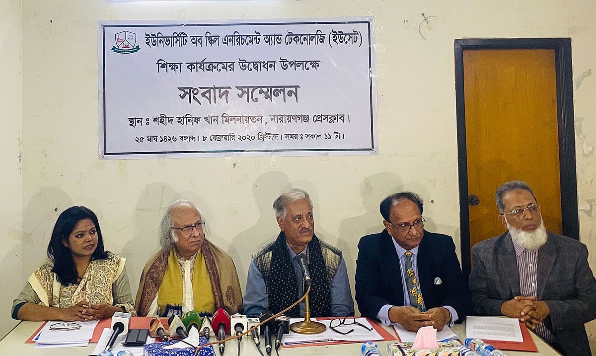 সংবাদ সম্মেলনে উপস্থিত (বাঁ থেকে) ট্রাস্টি বোর্ডের সদস্য সায়কা শরমীন, ইউসেট ট্রাস্টি বোর্ডের প্রধান উপদেষ্টা কাজী খলীকুজ্জামান আহমদ, ইউসেটের  ট্রাস্টি বোর্ডের প্রতিষ্ঠাতা চেয়ারম্যান ও অস্ট্রেলিয়ার গ্রিফিথ বিশ্ববিদ্যালয়ের অবসরপ্রাপ্ত অধ্যাপক ড. মোয়াজ্জেম হোসেন, বিশ্ববিদ্যালয়ের  ভাইস চ্যান্সেলর ড. তানভীর আহমেদ খান এবং ট্রাস্টি বোর্ডের সম্পাদক প্রকৌশলী এম. সিরাজুল ইসলাম। ছবি: লেখক