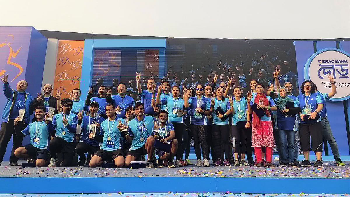 শুক্রবার রাজধানীর হাতিরঝিলে ‘ব্র্যাক ব্যাংক দৌড় ২০২০: কল্যাণের পথচলা’ শিরোনামে আয়োজিত দৌড় প্রতিযোগিতায় বিজয়ীরা। ছবি: ড্রিঞ্জা চাম্বুগং