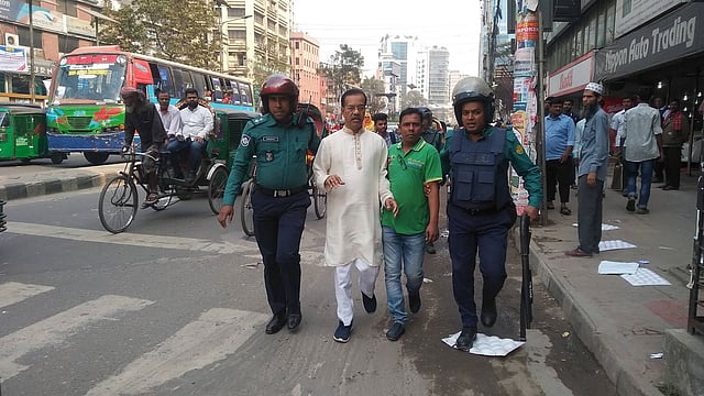 বিএনপি নেতা ফজলুল হক মিলনকে ধরে নিয়ে যাচ্ছে পুলিশ। ছবি: সেলিম জাহিদ