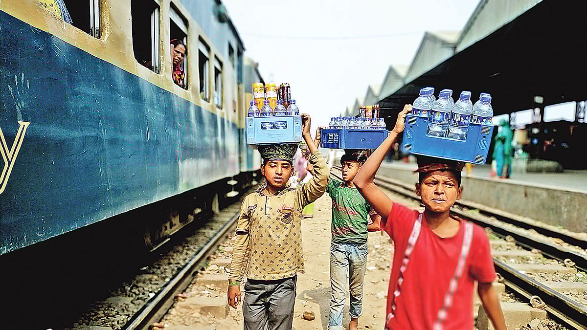 ট্রেনে পানি, কোমল পানীয়র মতো পণ্য বিক্রি করে জীবন চলে এসব সুবিধাবঞ্চিত শিশুর। জীবন কাটে স্টেশনে থেকেই। গতকাল সকালে গাজীপুরের টঙ্গী রেলস্টেশনে। ছবি: প্রথম আলো