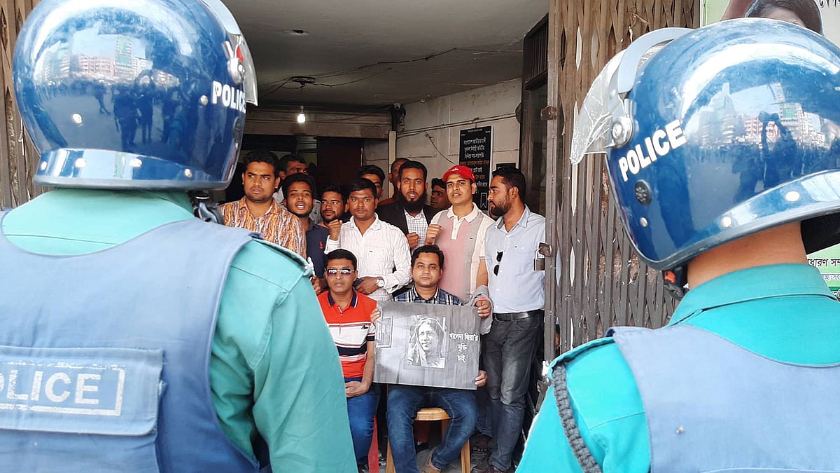 পুলিশের কঠোর অবস্থানের মধ্যে দলীয় কার্যালয়ের ভেতরে অবস্থান করে বিক্ষোভ করেন বিএনপির কর্মীরা। ছবি: সাজিদ হোসেন