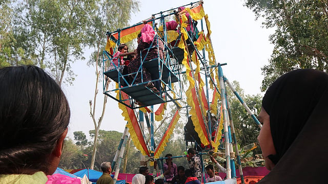 মেলায় বাড়তি আকর্ষণ নাগরদোলা