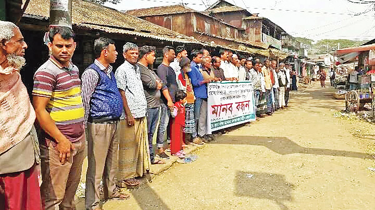 সুনামগঞ্জের ধরমপাশা উপজেলায় চারটি হাওরে ফসল রক্ষা বাঁধ নির্মাণের দাবিতে মানববন্ধন করা হয়। মধ্যনগর বাজারের স্থানীয় শহীদ মিনার প্রাঙ্গণে গতকাল সকালে।  প্রথম আলো