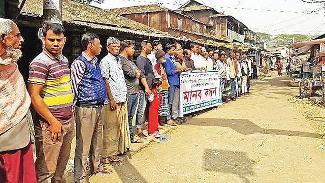 সুনামগঞ্জের ধরমপাশা উপজেলায় চারটি হাওরে ফসল রক্ষা বাঁধ নির্মাণের দাবিতে মানববন্ধন করা হয়। মধ্যনগর বাজারের স্থানীয় শহীদ মিনার প্রাঙ্গণে গতকাল সকালে।  প্রথম আলো