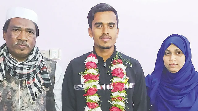 ফুলের মালা পরেই মা–বাবার কাছে ফিরেছেন মুরাদ