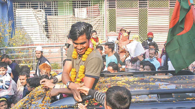 রংপুরে বাড়ির পথে আকবর আলী এভাবেই হাত মেলালেন এক শিশুর সঙ্গে। ছবি: মঈনুল ইসলাম