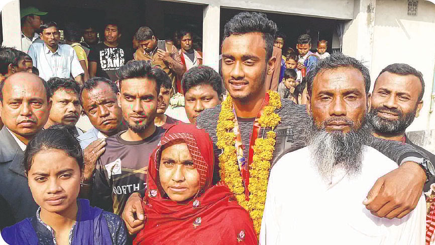 ১৩ ফেব্রুয়ারি পঞ্চগড়ে পরিবারের সঙ্গে শরিফুল ইসলাম।  ছবি: ছুটির দিনে