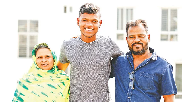 ছেলে রাকিবুল হাসানের জন্য গর্ব করেন মা রোমেলা বেগম ও বাবা শহীদুল ইসলাম। ছবি: সুমন ইউসুফ