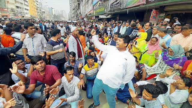 দুপুরে দলীয় কার্যালয়ের সামনে জড়ো হয়ে বিক্ষোভ করেন বিএনপির নেতা-কর্মীরা। ছবি: প্রথম আলো