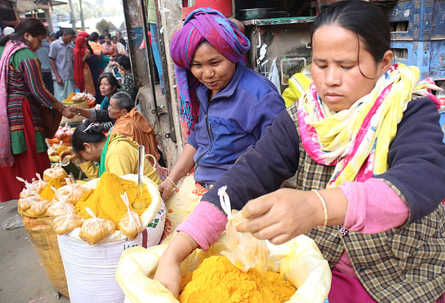 বাজারে গুঁড়া হলুদ বিক্রি করছেন নারীরা।