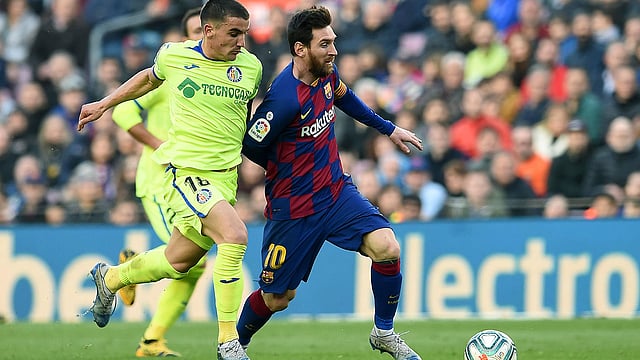 কাল গেটাফের বিপক্ষে মেসি। ছবি: এএফপি