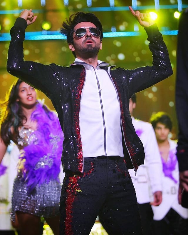 পারফর্ম করেছেন আয়ুষ্মান খুরানা, সেই সঙ্গে সেরা অভিনেতা (সমালোচনা) বিভাগের পুরস্কারটিও উঠেছে তাঁর হাতে। ছবি: ইনস্টাগ্রাম