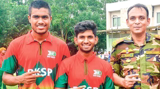 বাঁ থেকে আকবর আলী ও শামীম পাটোয়ারির সঙ্গে অধ্যক্ষ ইমরান ইবনে রউফ। ছবি: সংগৃহীত