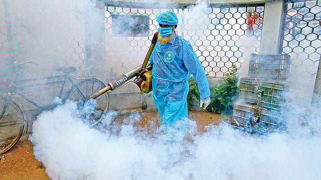 মশকনিধনে ছিটানো হচ্ছে ওষুধ। গতকাল বিকেলে আশকোনা এলাকায়।  ছবি: প্রথম আলো