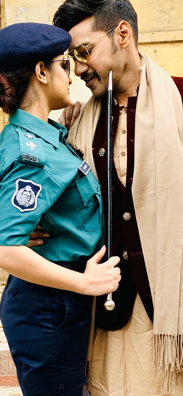 ‘পাফ ড্যাডি’র শুটিংয়ে পরীমনি ও সজল। ছবি: ফেসবুক