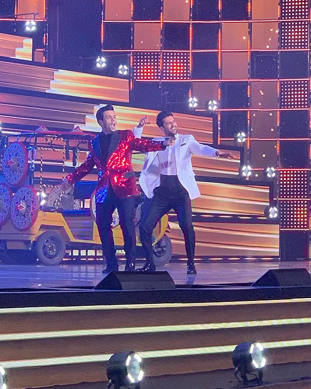 উপস্থাপনায় ছিলেন করণ জোহর ও জাতীয় পুরস্কারপ্রাপ্ত অভিনেতা ভিকি কৌশল। ছবি: ইনস্টাগ্রাম