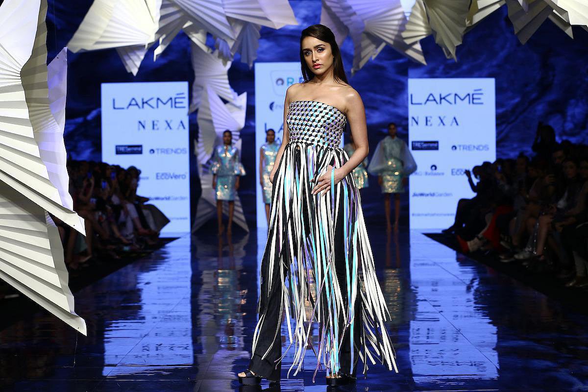 ল্যাকমের র‍্যাম্পে হাঁটেন বলিউড অভিনেত্রী শ্রদ্ধা কাপুর। ছবি: সংগৃহীত
