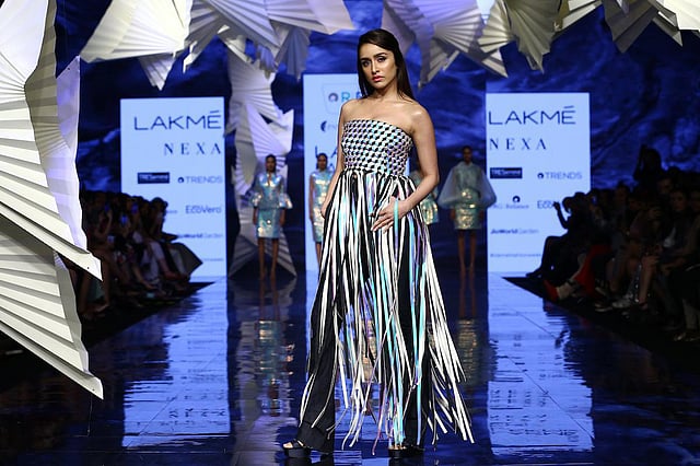 ল্যাকমের র‍্যাম্পে হাঁটেন বলিউড অভিনেত্রী শ্রদ্ধা কাপুর। ছবি: সংগৃহীত