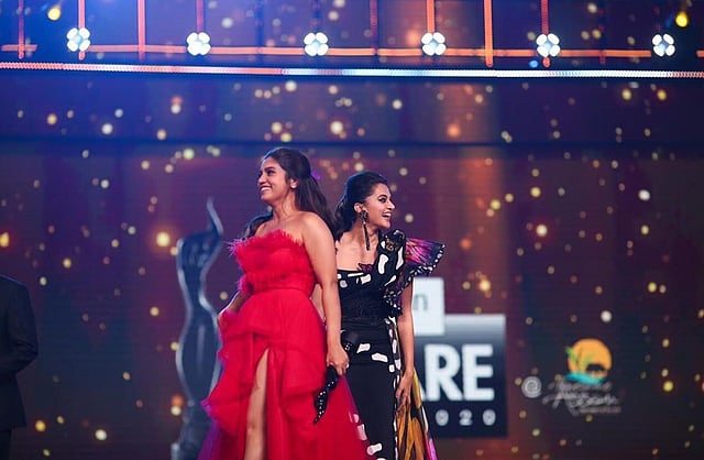 সেরা অভিনেত্রী (সমালোচনা) বিভাগে পুরস্কার হাতে উঠেছে যৌথভাবে ভূমি পেড়নেকার (ষাণ্ড কি আঁখ) ও তাপসী পান্নুর। ছবি: ইনস্টাগ্রাম