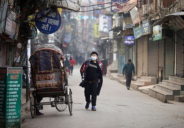 চীন থেকে নতুন করোনাভাইরাস ছড়িয়ে পড়ছে অন্যান্য দেশে, দেখা দিয়েছে আতঙ্ক। ছবিটি নেপালের। ছবি: রয়টার্স