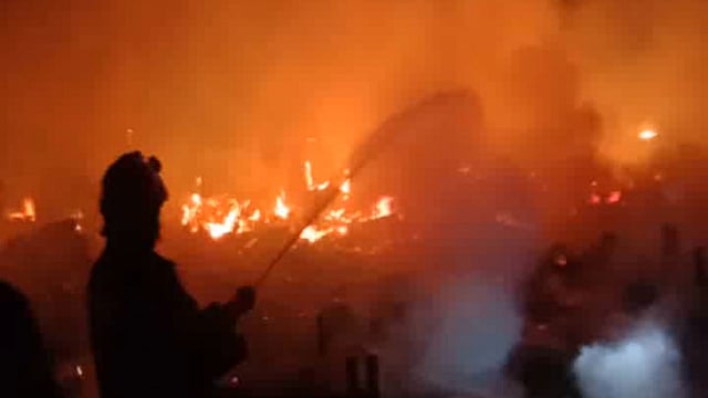 ইসদাইরে বস্তিতে আগুনে পুড়ে গেছে ঘর। ছবি: প্রথম আলো